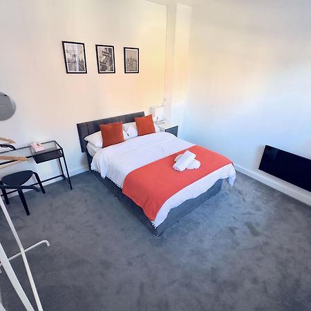 Modern House In Birmingham 빌라 외부 사진